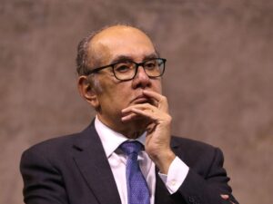 Após críticas à presidência, Gilmar homenageia Fachin por 11 anos no STF