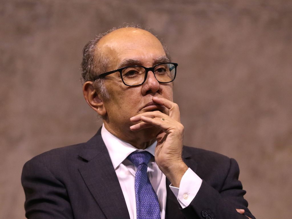 Após críticas à presidência, Gilmar homenageia Fachin por 11 anos no STF