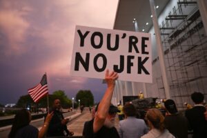 Remoção do nome de Trump da fachada do Kennedy Center é concluída