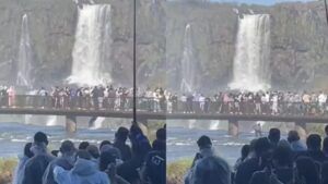 Homem pula na água perto das Cataratas do Iguaçu (PR) para resgatar celular
