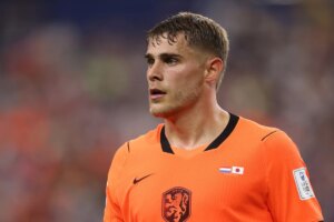 Barcelona entra na disputa por Van de Ven, destaque da Holanda