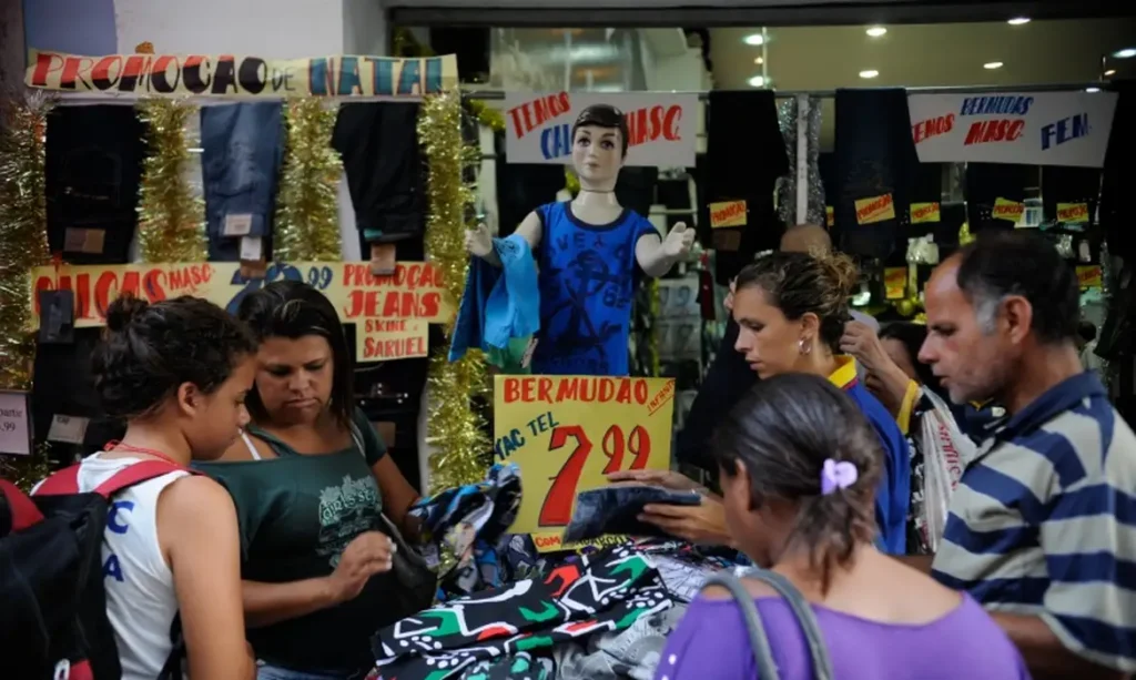 Vendas no varejo recuam 1,5% em abril, revela IBGE