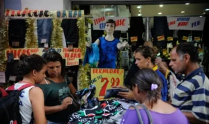 Vendas no varejo recuam 1,5% em abril, revela IBGE