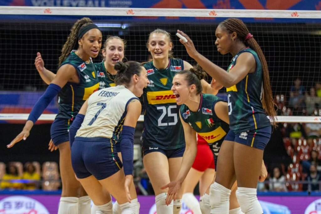 Itália vence Turquia antes de duelo com Brasil