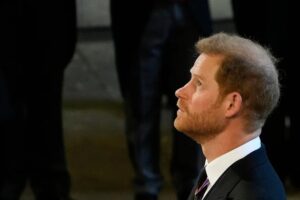 Rei Charles oferece hospedagem real, mas Harry mantém impasse sobre visita
