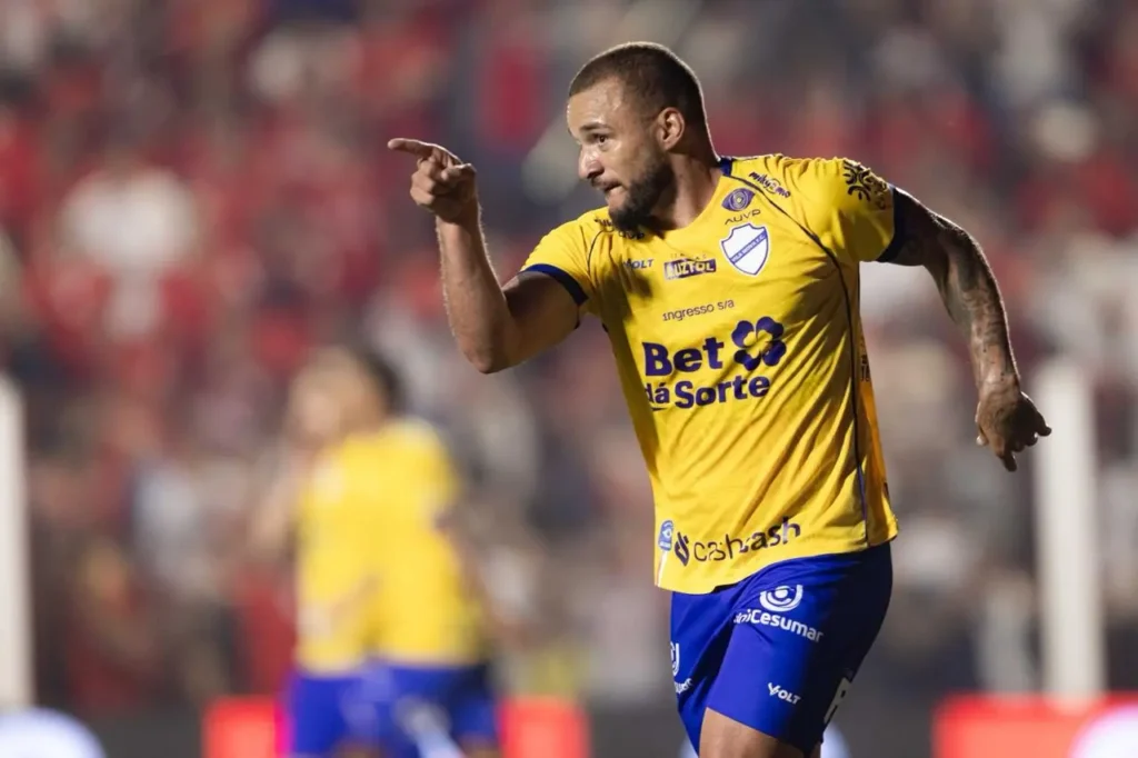 Vila derrota Botafogo-SP e é lider da Série B