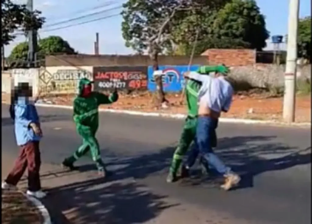 Motorista agride coletores de lixo com pedaço de madeira após discussão no trânsito em Goiânia