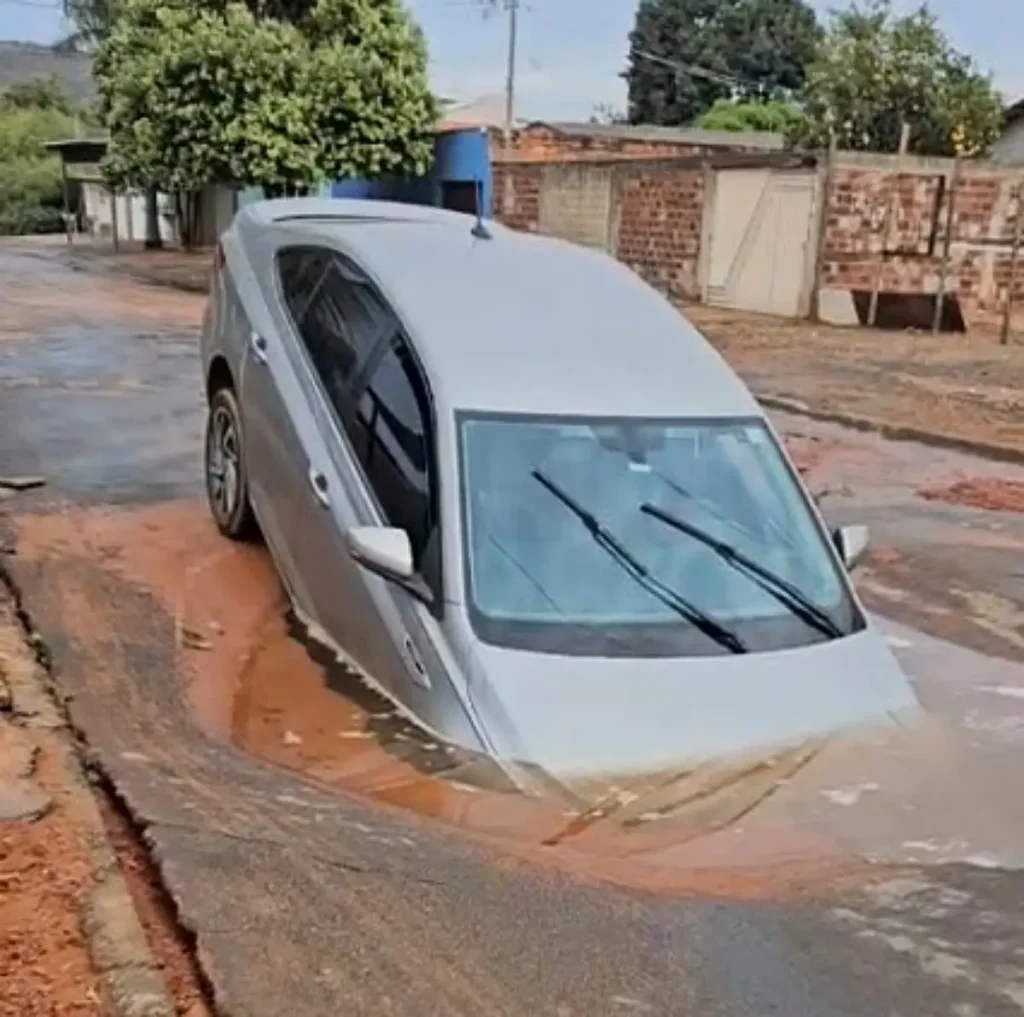 Carro é engolido por cratera após rompimento de adutora da Saneago em Aparecida