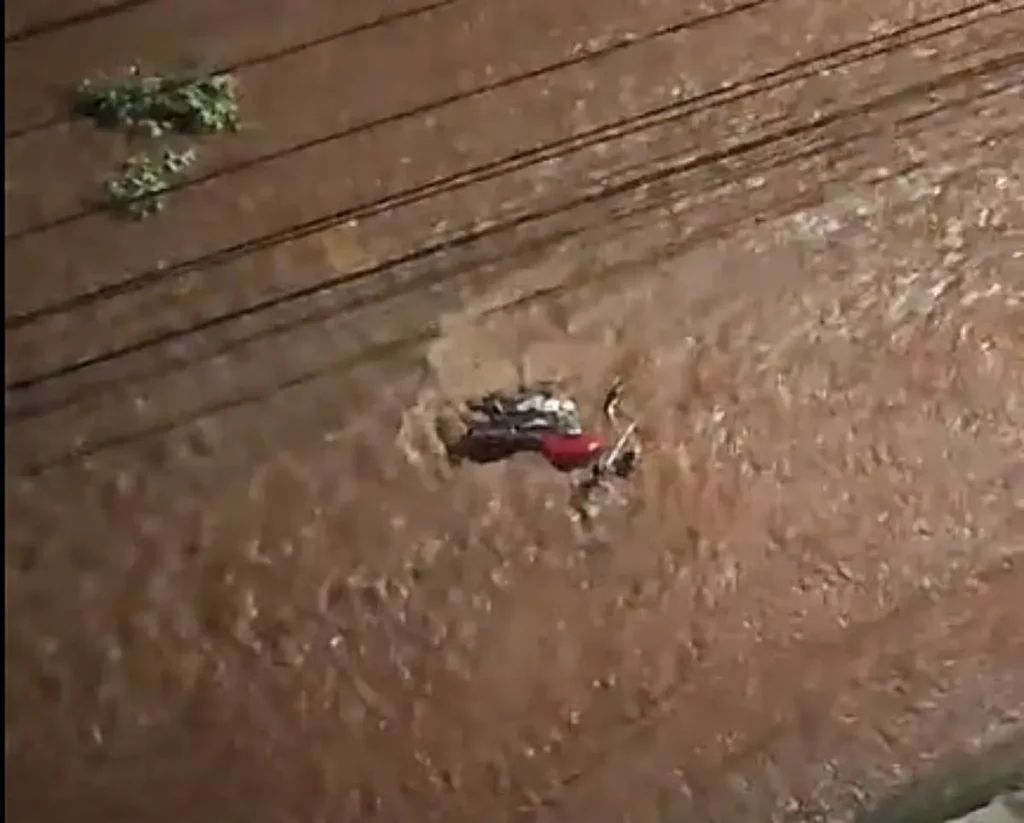 Temporal com granizo e ventos fortes causa estragos em Goiânia; vídeo mostra moto sendo arrastada