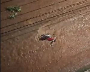 Temporal com granizo e ventos fortes causa estragos em Goiânia; vídeo mostra moto sendo arrastada
