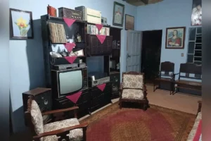 Casarão vintage em Silvânia reúne acervo retrô com TV de tubo, máquina de escrever e objetos antigos; vídeo