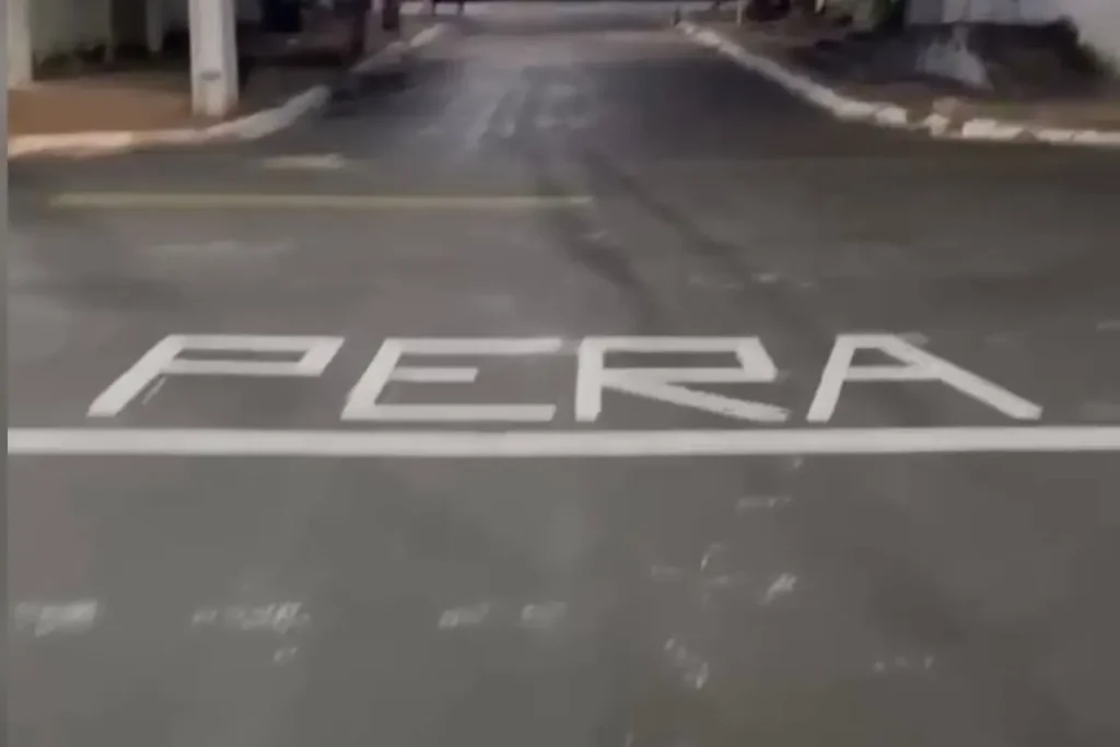 Morador pinta “Pera” no lugar de “Pare” em rua de Goiânia