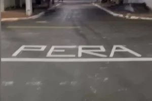 Morador pinta “Pera” no lugar de “Pare” em rua de Goiânia