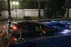 Motorista perde controle e carro cai dentro de piscina em Goiânia