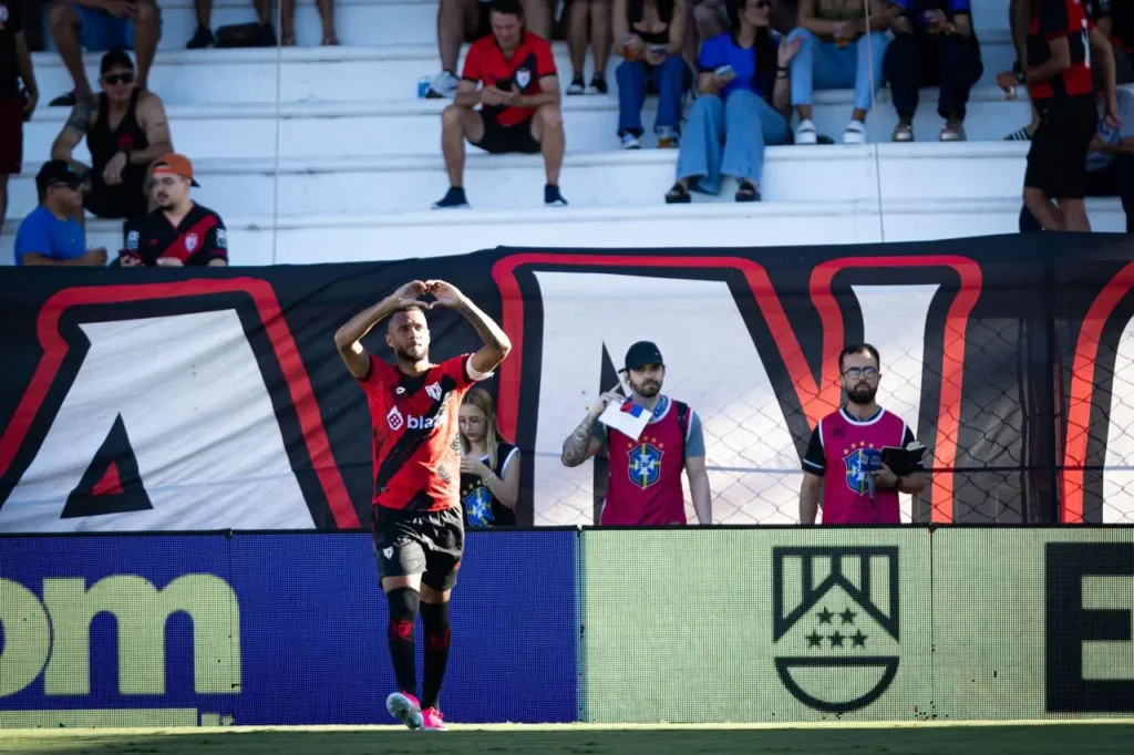 Coutinho decide e Atlético vence a Ponte Preta no Accioly