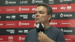 Atlético vence, mas Adson faz críticas e alerta: "Tiramos o pé"