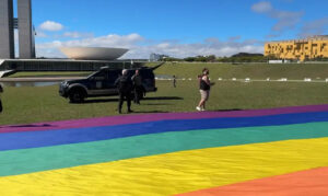 Ativistas são barrados com bandeira LGBTQIA+ no Congresso