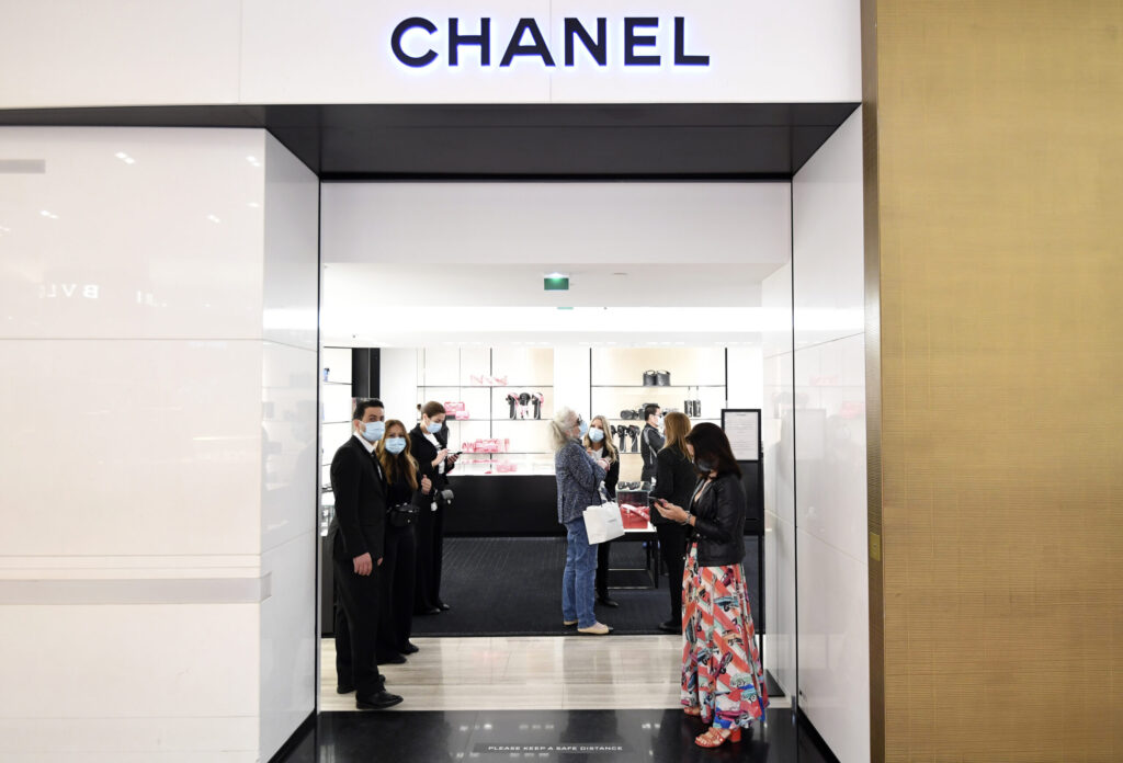 Itália investiga Chanel e outras marcas de luxo por exploração de trabalhadores chineses