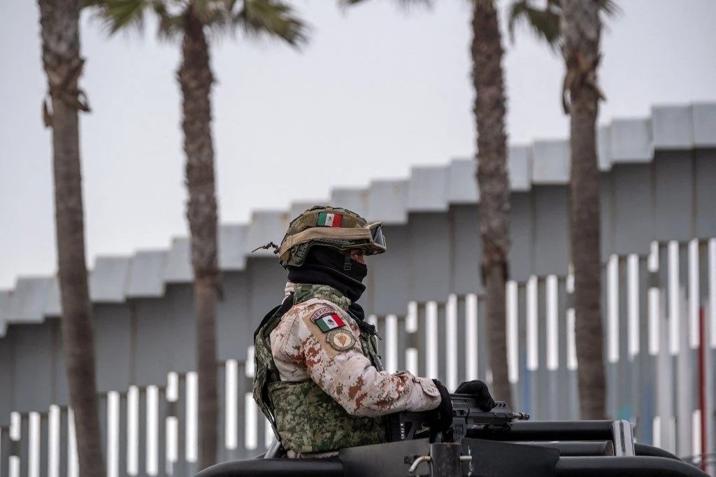 Exército do México remove minas terrestres em região disputada pelo narcotráfico