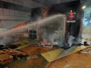 Incêndio destrói casebre ao lado de subestação de energia no Setor Hoteleiro Sul
