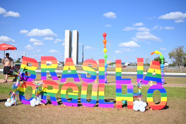 MPDFT distribui cartilhas na Parada do Orgulho LGBT+ de Brasília