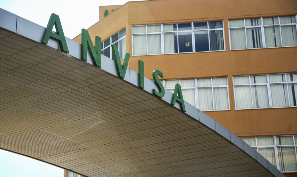 Anvisa suspende venda de lotes da Mamba Water com a mesma bactéria de produtos Crystal e Ypê