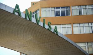 Anvisa suspende venda de lotes da Mamba Water com a mesma bactéria de produtos Crystal e Ypê
