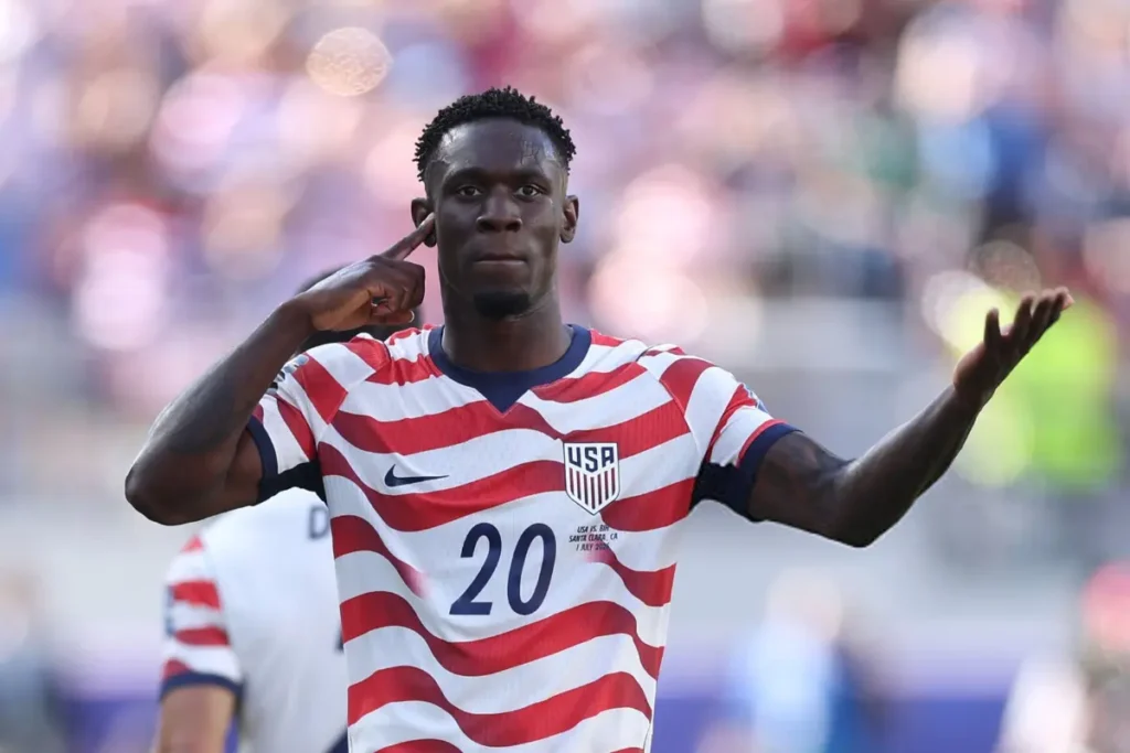 Balogun é expulso depois fazer gol