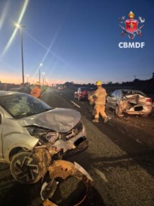 Acidente entre três veículos interdita pistas da BR-070 no sentido Ceilândia