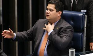 Não tenho previsão de pautar nenhum dos projetos sobre pisos salarias no Senado, diz Alcolumbre