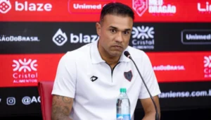 Novo técnico exige vigor do elenco do Atlético-GO