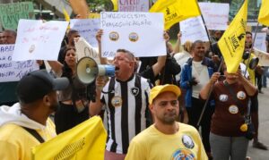 Camelôs protestam contra programa de fiscalização no Rio