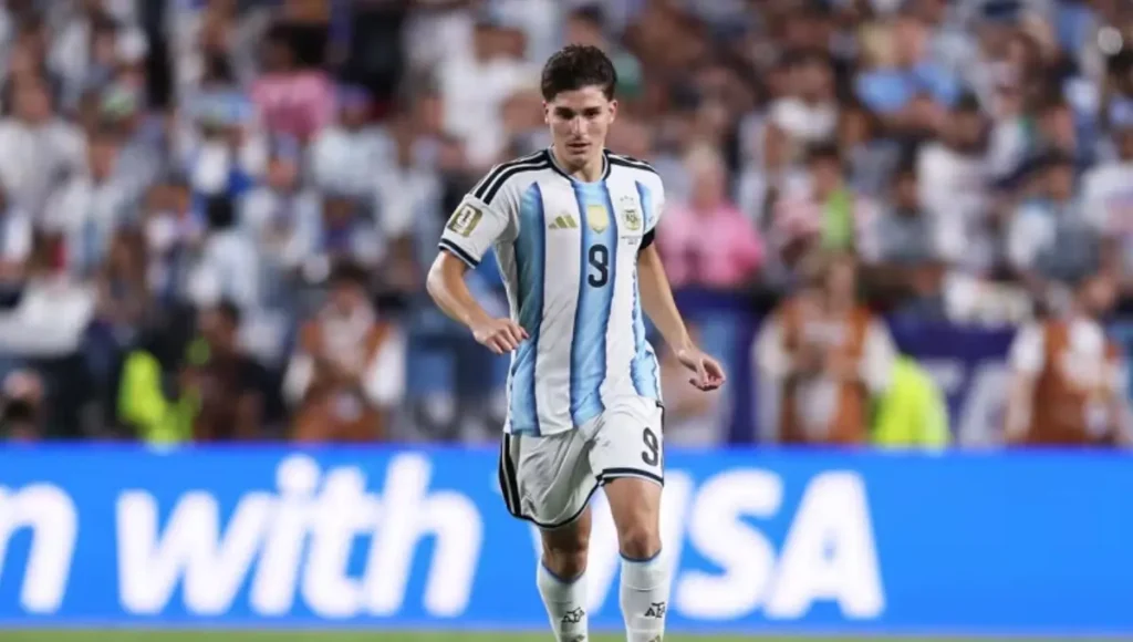 Julián Álvarez faz golaço e Argentina passa à frente da Suíça