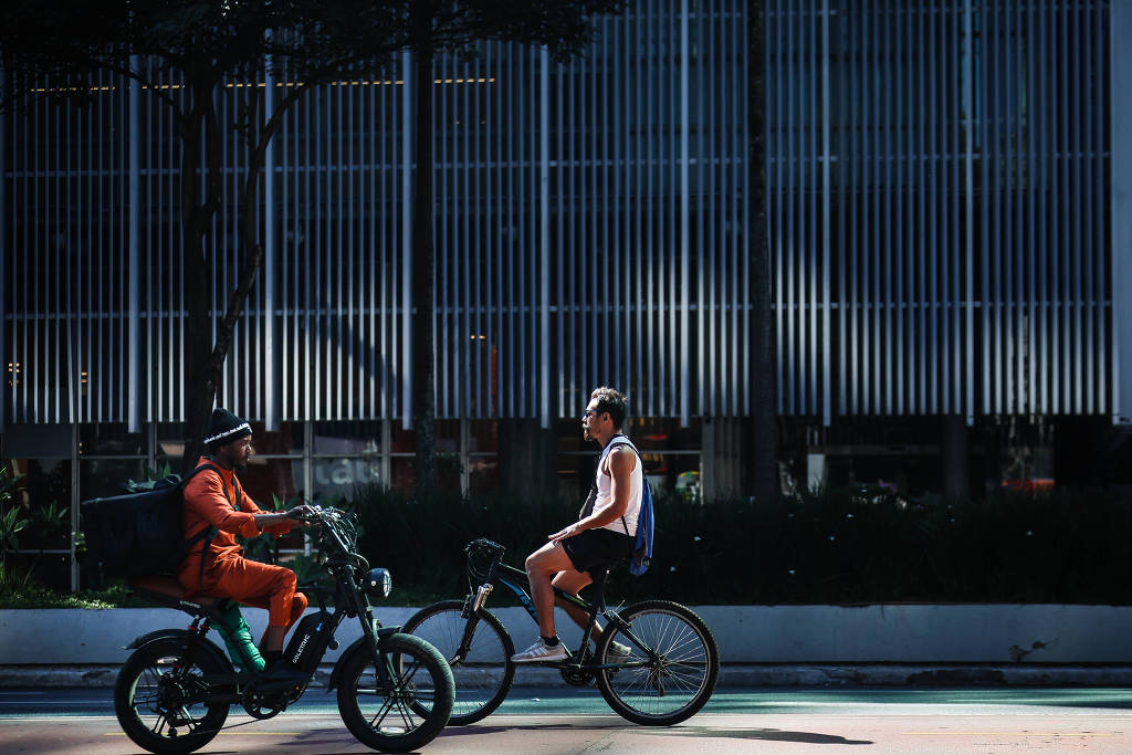 Sem regras claras, bicicletas elétricas e autopropelidos acirram disputa por espaço nas ciclovias