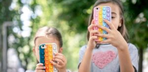 Europa planeja filtros separados por idade para crianças nas redes sociais