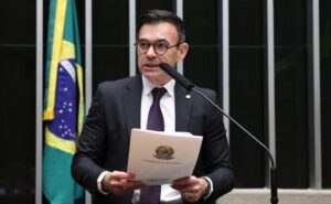 Deputado Raniery Paulino fala ao microfone