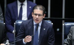 Motta defende modernização do Estado na posse de servidores