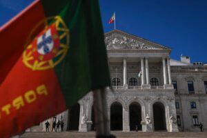 Parlamento de Portugal aprova lei que proíbe uso de burca em locais públicos