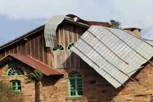 Temporais no RS destelham casas com ventos de quase 100 km/h, e 43 cidades registraram danos