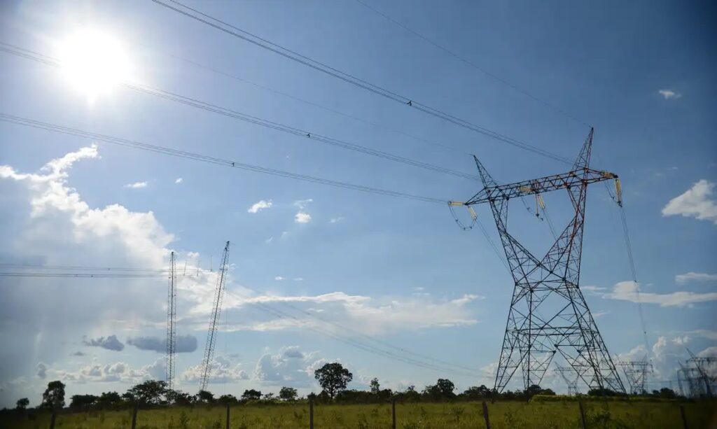 Ocupação briga por instalação de rede elétrica há mais uma década em São Paulo