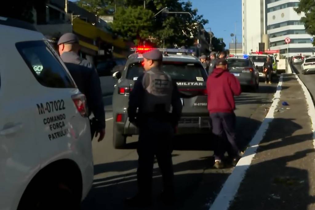 Assaltante é baleado por PM ao tentar roubar motorista em semáforo no Pacaembu