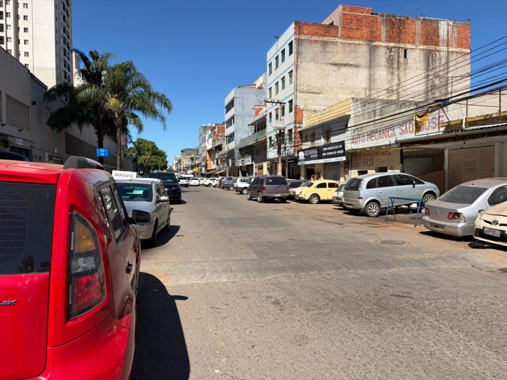 Moradores e trabalhadores do Guará II denunciam carros abandonados e falta de vagas na QE 40