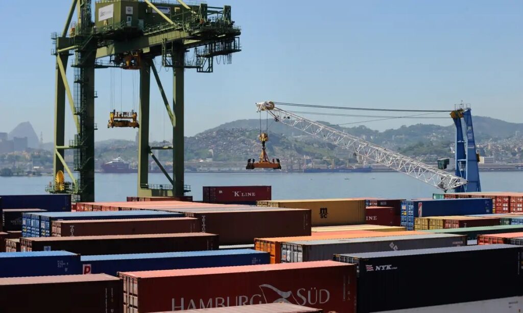 Um ano após tarifaço, fatia dos EUA nas exportações do Brasil atinge mínima histórica