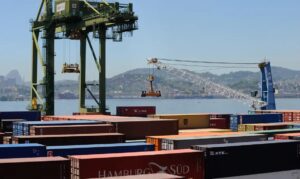 Um ano após tarifaço, fatia dos EUA nas exportações do Brasil atinge mínima histórica