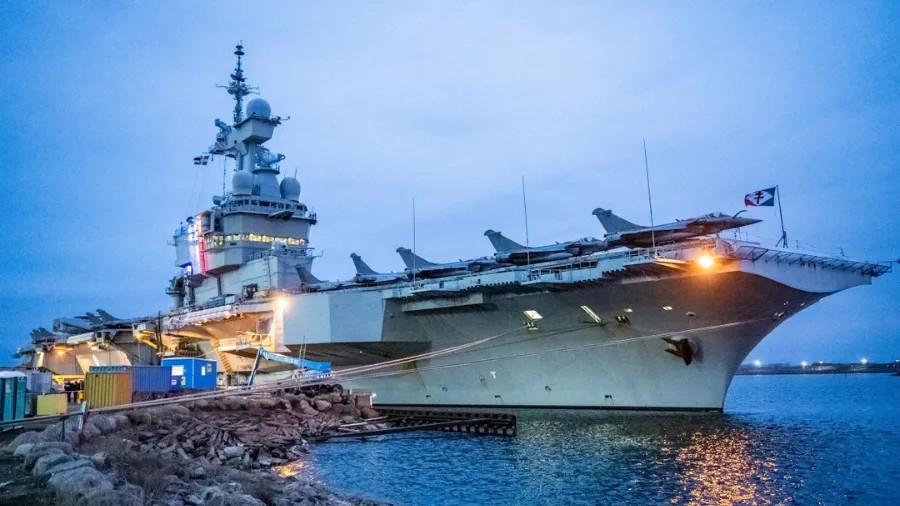 Porta-aviões Charles de Gaulle deixa Oriente Médio e volta para a França