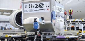 Japão planeja modelo próprio de IA e ter 10 milhões de robôs em 2040
