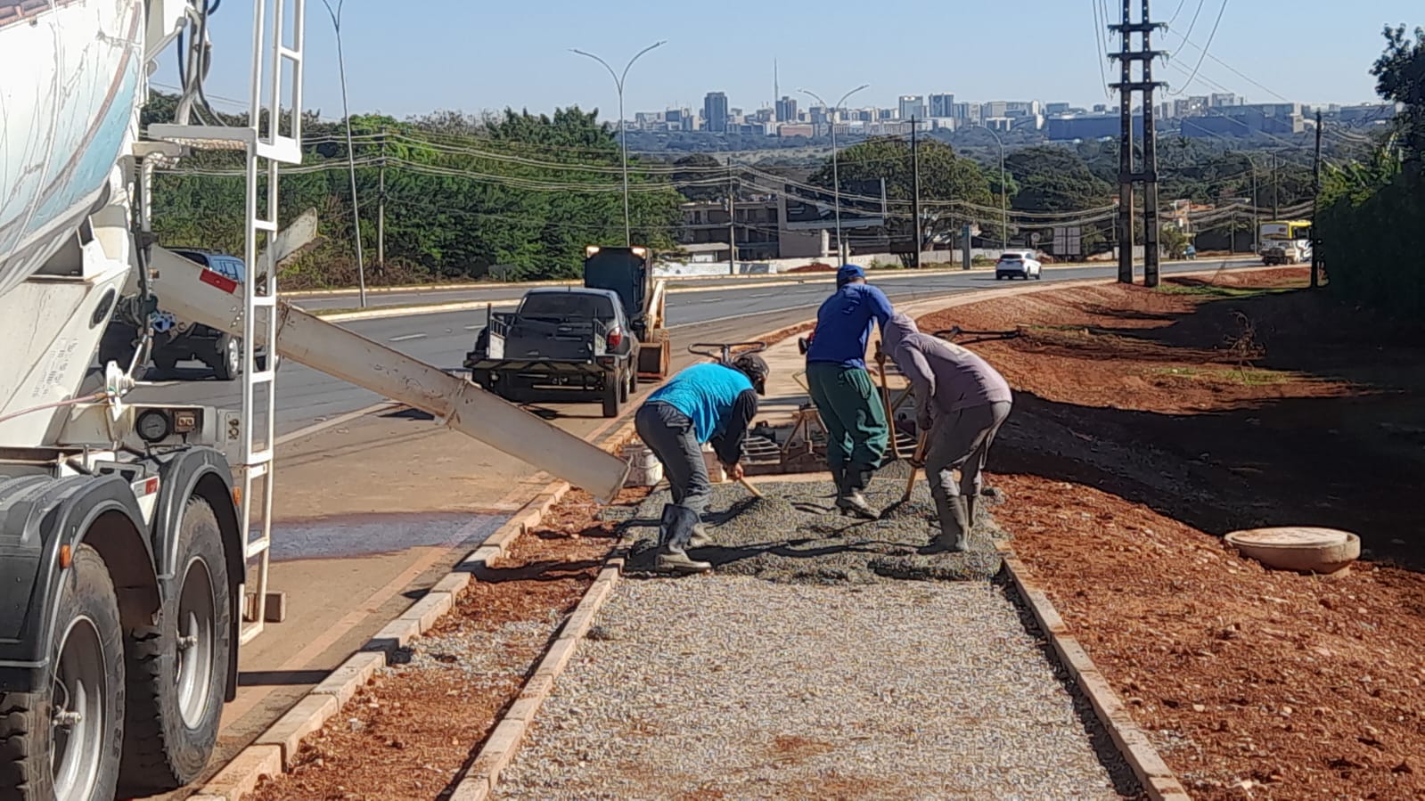 Novas calçadas na EPCV ampliam mobilidade no Lago Sul