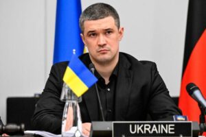 Milhares de pessoas se manifestam em Kiev contra destituição do ministro da Defesa