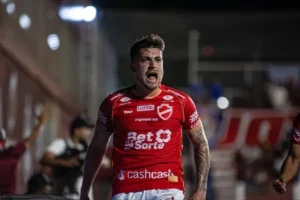 João Vieira comemora gol do Vila Nova
