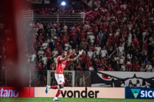 Douglas Mendes abre o placar para o Vila Nova contra o Fortaleza
